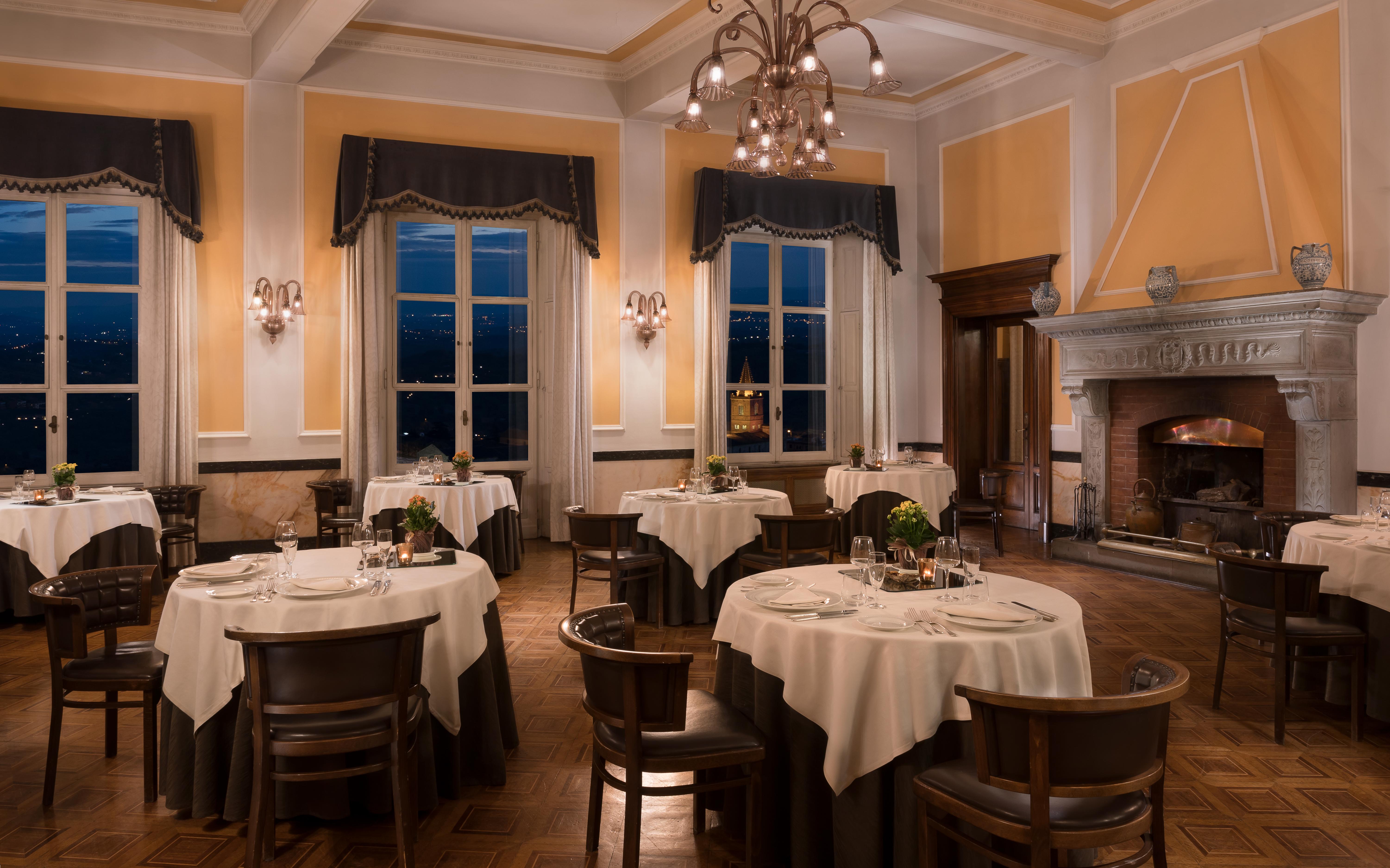 โรงแรมซินา บรูฟานี เปรูจา ภายนอก รูปภาพ Restaurant "La Piazzetta"