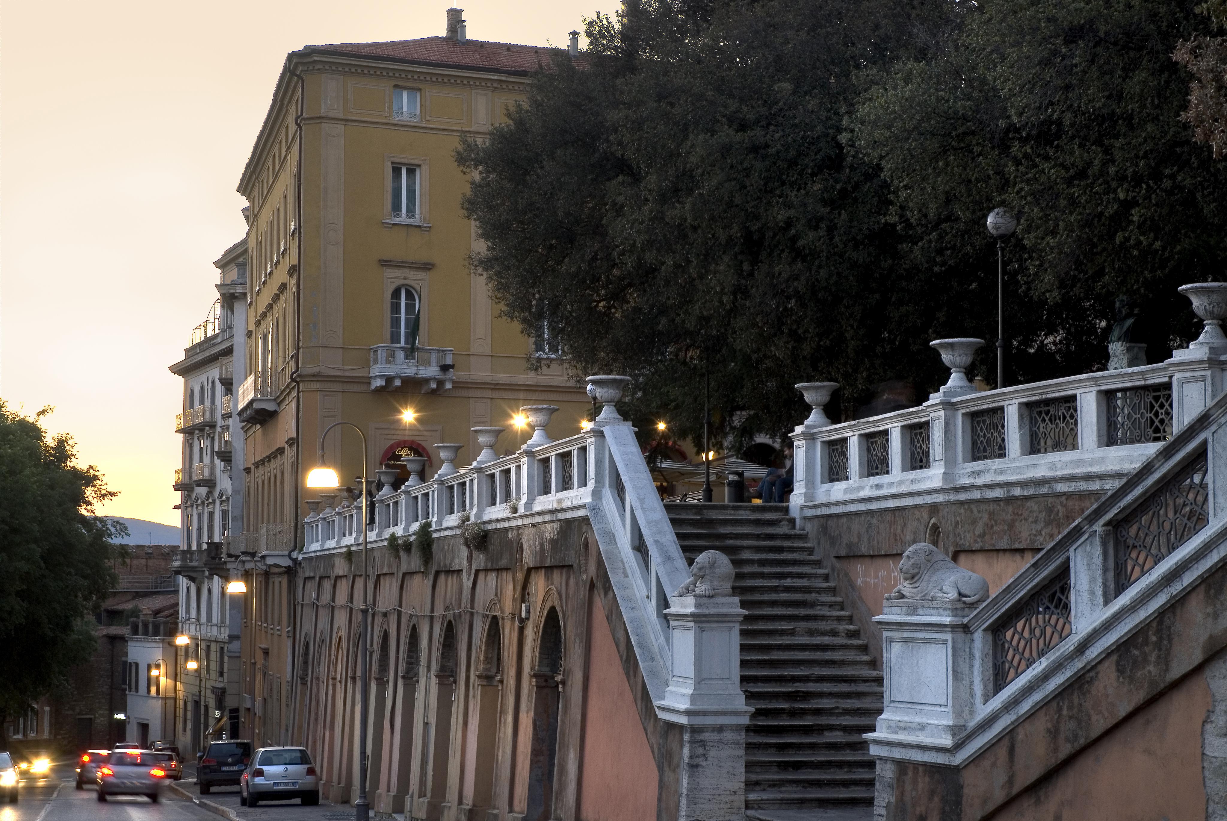 โรงแรมซินา บรูฟานี เปรูจา ภายนอก รูปภาพ The staircase of the Villa comunale