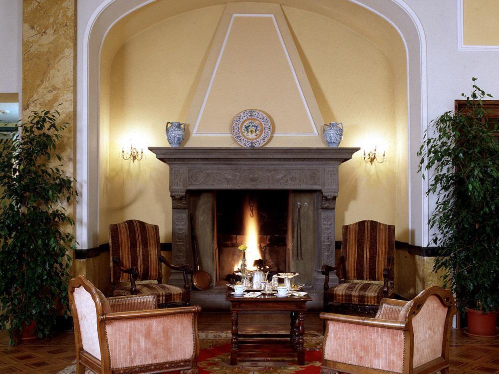 โรงแรมซินา บรูฟานี เปรูจา ภายใน รูปภาพ The fireplace in the lobby